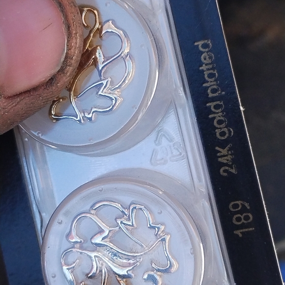 Dill buttons. 3 totes full. Selling by the grocery bag. Random buttons 25$ - Picture 6 of 6